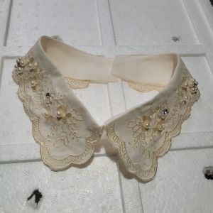 Cổ cáo sơ mi màu kem