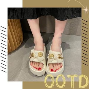 NDDshop พร้อมส่งจากไทย รองเท้าแตะแบบสวม วัสดุยาง EVA เสริมพื้นหนา แต่น้ำหนักเบ๊าเบา คุณภาพดีมาก ประดับโบว์น่ารักๆ สวยหรูดูแพง ใส่ไปไหนก็มีแต่คนมอง สีสวย ดีไซน์ทันสมัย ของมันต้องมีแล้ว