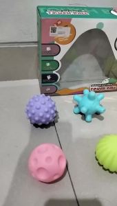 Mainan Rattle Edukasi Balita & Bola Karet Bayi Sensorik Motorik Berbunyi