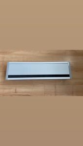 GROMMET FLIP TOP COVER TRAP DOOR BOX PENUTUP TUTUP LUBANG KABEL SILVER CUSTOM TEMPAT DUDUKAN STOP KONTAK MEJA KERJA KANTOR MEETING RAPAT 4 EMPAT OUTLET POWER ARDE 40 CM ALUMINIUM