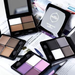 Palette Maixu 4 สี เซ็ตอายแชโดว์เนื้อแมทต์สีน้ำตาล สีบริสุทธิ์ ใช้ได้หลายช่องทาง ด้านนอกเป็นแผ่นรอง