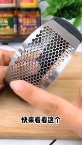 Alat Penghancur / Pengerus Bawang Putih Stainless Steel dengan Ganggang Hitam