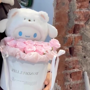 พร้อมส่งSanrioตุ๊กตาสุนัขอบเชย ช่อดอกไม้ ของขวัญวันเกิดสำหรับสาวๆ เพื่อส่งให้เพื่อนซี้ สาวๆ และเพื่อนๆ ดอกไม้นิรัช่อดอกไม้ของขวัญ