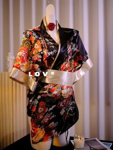 ชุดนอนสไตล์ญี่ปุ่นเซ็กซี่คอวีลึก Pure Desire Kimono สำหรับผู้หญิง ฤดูใบไม้ผลิ 2024 ชุดนอนผ้าโพลีเอสเตอร์พิมพ์ลายดอกไม้