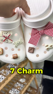 Bộ 7 CHARM STICKER - Cún Nơ Đỏ Caro - phụ kiện nhựa cứng tiện lợi có nút dễ dàng gắn vào giày dép lỗ