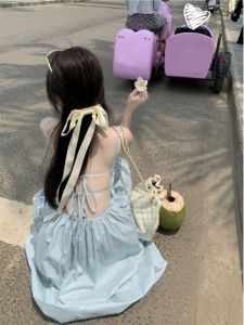 ชุดเดรสยาวเปิดหลังสีพื้นทรงเอคอวีแขนกุดสำหรับไปเที่ยวชายหาดในช่วงฤดูร้อน สไตล์หวานๆ สำหรับผู้หญิงวัย 18-24 ปี