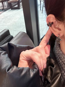 Unique Sweet Cool Punk Black Diamond Cross Ear Bone Clip Earrings High-End Vintage Small Audience Ear Jewelry Fashionable