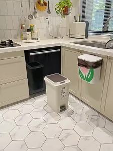 Tempat Sampah Injak 8L/10L/15L/20L Plastik Tertutup  Sampah dapur Kamar mandi Kamar Tidur Ruang Tamu Trash  Pedal