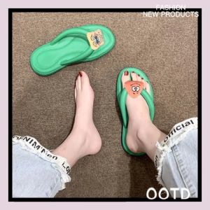 QKKshop  รุ่นใหม่ขายดี  รองเท้าผู้หญิง รองเท้าแตะแฟชั่น รองเท้าแตะหูหนีบมีให้เลือก 5 สี ดำ/บานเย็น/เขียวอ่อน/เขียวเข้ม/ชมพู/ขาว จุกๆไปเลยแม่ห้ามพลาด  พร้อมส่ง รองเท้าแฟชั่นผญ  แถมตัวติดน่ารักให้ไปอิ๊ก ต้องมีน๊าา