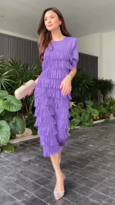 เดรสอัดพลีท คอกลม แขน 3 ส่วน แพตเทิร์นดีงามมว้าก เล่นระดับชายพู่ เต็มตัว แน่นๆ เน้นๆ ฟรุ๊งฟริ๊ง มีมิติ สวยงาม ด้านหลังเป็นเรียบๆ คงความคลาสสิค เนื้อผ้าอัดพลีท เนื้อนิ่ม นุ่ม 💫💫💫💫💫