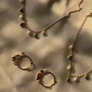 Gemondo สร้อยคอเงินแท้ 925 ชุบทอง 18K ประดับคอร์นีเลียน มาลาไคต์ และไข่มุก 3 ระดับ ปรับ 4143 และ 45 ซม