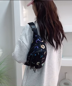 กระเป๋าคาดอก สไตส์นี้เท่มาก แฟชั่นฤดูใบไม้ผลิ กระเป๋านาดใหญ่จุของได้เยอะ งานดีมาก เข้ากับทุกการแต่งกายมีซิป 🚚จัดส่งเร็ว🚚