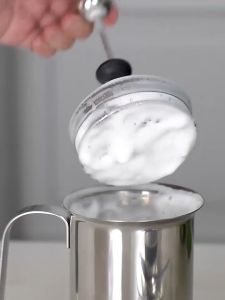 ถ้วยปั๊มฟองนม ขนาด 800ml ถ้วยตีฟองนม เครื่องทําฟองนม ที่ตีฟองนม (ขนาด 800ml. 400ml.)