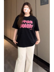 เสื้อยืดแขนสั้นลายตัวอักษรสีชมพูสไตล์อเมริกันสำหรับผู้หญิงไซส์ใหญ่ ทรงหลวม ทรงเข้ารูป เสื้อคอกลม ทรงปกติ