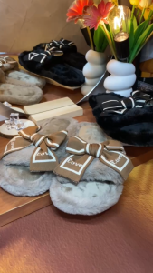 รองเท้าแตะขนปุยโบว์แฟชั่นน่ารักใหม่ รองเท้าแตะขนปุย สไตล์เกาหลีใหม่ ขนหนานุ่ม สวมใส่สบาย ระบายอากาศได้ดี