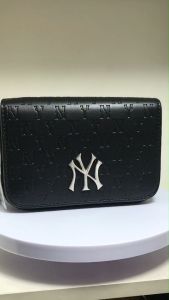 MLB กระเป๋าสะพายข้าง เช่า New York Yankees รูปล่าง สินค้ามีกระเป๋าใส่เหรียญ 100% จากเกาหลี