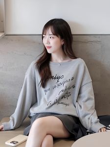 เสื้อสเวตเตอร์คอกลมแขนยาวหลวมๆ สีเทา ทรงหลวมๆ สไตล์ย้อนยุคแบบอเมริกันสำหรับผู้หญิง ฤดูใบไม้ร่วง 2025 ใหม่ เสื้อคลุมกันหนาวแบบลำลอง