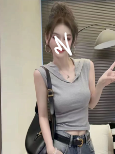 เสื้อยืดคอวีมีฮู้ดแขนกุดสไตล์อเมริกันสำหรับผู้หญิงในช่วงฤดูร้อน เสื้อเชิ้ตทรงสลิมฟิตสำหรับผู้หญิง แฟชั่นสตรีท 2025