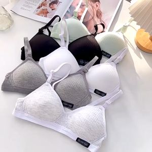 Áo ngực cotton mỏng không có vòng thép. Áo ngực nữ với màu sắc đồng nhất và thoải mái khi mặc.