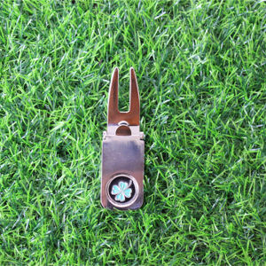 ส้อมสนามกอล์ฟอเนกประสงค์พร้อมเครื่องหมายสําหรับการซ่อมแซมมนุษย์หิมะและการฟื้นฟูหญ้าแบน วัสดุคุณภาพสูงสําหรับกีฬาและฟิตเนส