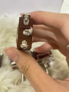 Công tắc gạt chế còi đèn ô tô. Công tắc nâu gạt 3 chân loại 1