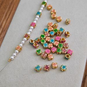 ลูกปัดรูตรงเคลือบอีนาเมลทองแดงชุบทอง 18K ลายดอกไม้สีใหม่ อุปกรณ์ทำเครื่องประดับ DIY ลูกปัดรูตรง