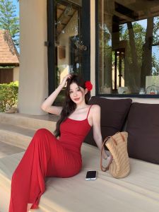 ชุดเดรสคอฮอลเตอร์สีแดงเซ็กซี่สำหรับผู้หญิงในฤดูร้อน กระโปรงทรงเอเข้ารูปเข้ารูป เดรสยาวปานกลางเข้ารูปกระชับสัดส่วน