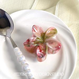 กิ๊บติดผมลายฉลามดอกไม้ไข่ไก่สไตล์เกาหลีสำหรับการถ่ายภาพชายหาดในช่วงฤดูร้อน กิ๊บติดผมแบบหนีบผมสำหรับผู้หญิงที่เซ็กซี่และเผ็ดร้อน