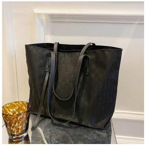 กระเป๋าTote bag ใบใหญ่ มีซิป ลายMสวยหรู K219