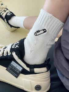 Taihan ~ The First Pair of Pins with Holes in WA Early Autumn Is Full of Stylish