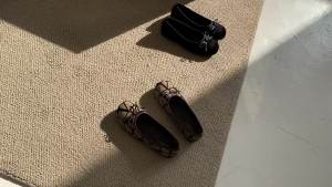 ลมลิยา 2024 รองเท้าสีดำต้นฤดูใบไม้ผลิรองเท้าเดี่ยวหัวกลมปากตื้นแบนโบว์รองเท้าบัลเล่ต์รองเท้าขี้เกียจแบบสวม