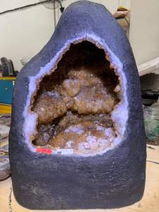 citrine 70% geode💰招财黄水晶手打洞 腰身带一条粗管腰带 大颗晶花🌸 底部很多方解石共生 钛晶💰共生✅ (如定制实木底座另加RM60)  高(Height): 50cm 宽(Width): 35x23cm 洞深(Hole): 20cm 重(Weight): 43.7kg