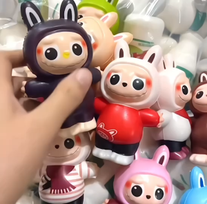 สุ่มสี ตุ๊กตา สกุชชี่ LABUBU CRYBABY น่ารักๆ นุ่ม บีบเล่น ผ่อนคลาย ส่งจากไทย