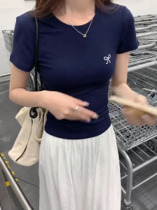 ยืดแขนสั้นสไตล์เกาหลีปักโบว์คอกลมเข้ารูปสูงสั้นสูงสุด สำหรับผู้หญิง