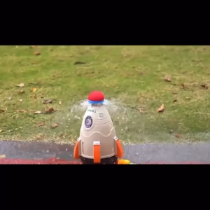 Mainan Anak Roket Air Flying Water Jet Sprinkler Berputar Percikan Terbang Mainan Rocket Air Mancur Terbang Outdoor