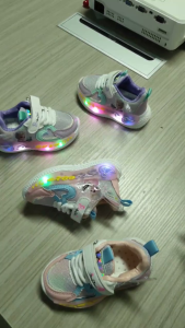 รองเท้าผ้าใบลําลอง พื้นนิ่ม มีไฟ LED ลาย Frozen Elsa กันลื่น ระบายอากาศ สําหรับเด็กผู้หญิง นักเรียน