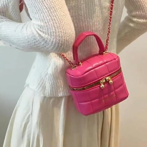 LiShops New Collection กรเป๋าเเฟชั่นผู้หญิง เเต่งอะไรสีทองดูดีเวอร์ ทรงดูเรียบหรูดูเเพง  มี 5 สีให้เลือกปังๆ  หากสนใจ จิ้มในตะกร้าได้เลยจ้า