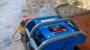 Máy rửa xe mini boscom 988-3500w có khung bảo vệ máy