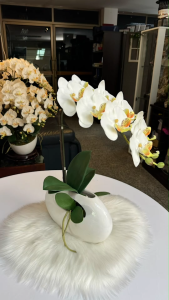 ผลิตภัณฑ์แจกันดอกไม้ประดิษฐ์ ดอกกล้วยไม้จัดในแจกันเซรามิค ดอกไม้ปลอมตกแต่งบ้าน