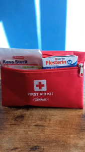 Onemed Dompet P3K dan isinya praktis higienis untuk pertolongan pertama first aid kit