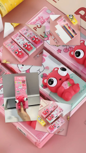 Hộp bút giảm stress gấu dâu mắt lồi 2 ngăn kèm chuốt viết chì siêu xinh mẫu mã dễ thương cho bé học vui