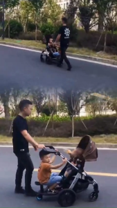 2 in 1 Sit Stand Stroller Board Stroller Board with Replaceable Seat Universal For 3-7 Years Old Kids Stroller Standing Board Stroller Attachment for Toddler Two-Child Handy Gadget Outdoor Traveling to Ride Holds Children Up to 25KG