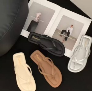 รองเท้าแตะผู้หญิงใส่ไปข้างนอก พื้นแบนแมทช์ลุคง่าย กันลื่น ดีไซส์เรียบง่าย ราคาถูก งานตรงปก สวยทุกสี-1610-