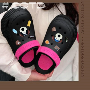 KDAShop ฮอตมาก รองเท้าแตะหัวโตแบบสวม รุ่นนี้ขายดีมาก มาพร้อมตัวติดการ์ตูนสุดน่ารัก ตัวรองเท้าเบามาก ใส่แล้วฟิน ดูแลรักษาง่าย ราคาคือปังไม่ไหว กดได้กดเลยจ้าา