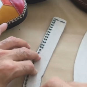 รองเท้าหนังแท้แฮนด์เมด ของแท้ 100% โอแดงชู รหัสสินค้า 401 เปิดส้น สไตล์สปอร์ต สลับสี : แดง ดำ ขาว