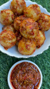 GRATIS ONGKIR UNTUK PEMBELIAN 2 PCS Pecinta pedas Wajib Nyetok kini hadir cilok goreng Goreng Blaem Blaem Pedas Merah Gurih Dan segar untuk Anda yang gemar rasa pedas. Cilok goreng ini sangat gurih dengan bumbu cabe asli pedas merah yang bikin lidah ber