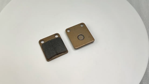 ผ้าดิสเบรคหลัง KSR ผ้าเบรค ผ้าดิสเบรค สำหรับรถมอเตอร์ไซค์ หมดปัญหาเรื่องเสียงรบกวน เขม่าเบรกน้อยและไม่กินจานเบรก แข็งแรงและทนต่อการสึกหรอ ทนต่ออุณหภูมิสูง