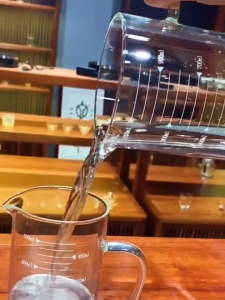 Cốc thủy tinh chia vạch có quai ca thủy tinh chia dung tích có nắp gỗ đậy chịu nhiệt 350-500-1000ml -HAUSE