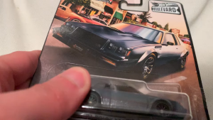 Mô hình xe Buick Regal GNX 1987 Boulevard Series 1:64 Hot Wheels Premium