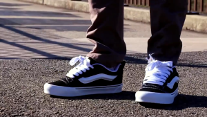 SEPATU VANS KNU SKOOL HITAM PUTIH PREMIUM TERBARU BERKUALITAS DENGAN SOL KARET GUM DT